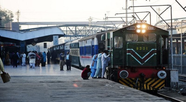 Read more about the article عید الفطر پر ریلوے اسٹیشنوں پر حفاظتی انتظامات سخت کرنے کی ہدایت