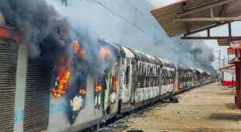 Read more about the article اگنی پتھ اسکیم، بھارت میں احتجاج جاری رہنے پر ریلوے نے 369ٹرینیں منسوخ کر دیں