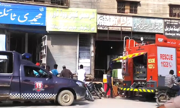 Read more about the article کراچی، کورنگی کراسنگ پر دکان میں بھڑکنے والی آگ فائر بریگیڈ نے بجھا دی