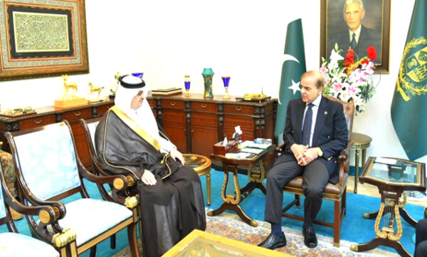 Read more about the article پاکستان سعودیہ کیساتھ دو طرفہ تعاون کے فروغ کا خواہاں ہے، وزیراعظم سے سعودی سفیر کی ملاقات